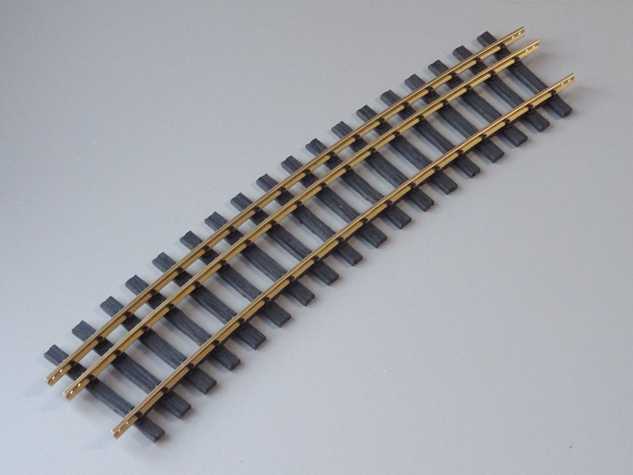 Picture of Curved track 15°, radius 2000 mm three-rail track